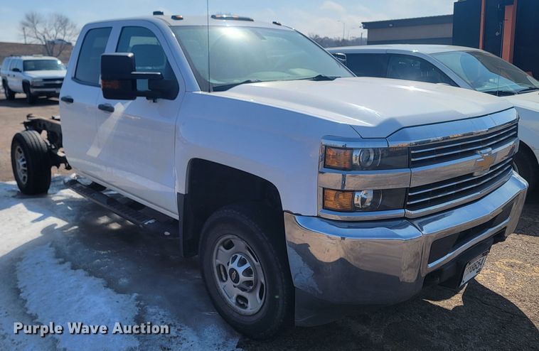 image for item LV9406 2017 Chevrolet Silverado 2500HD  Double Cab pickup truck cab and chassis