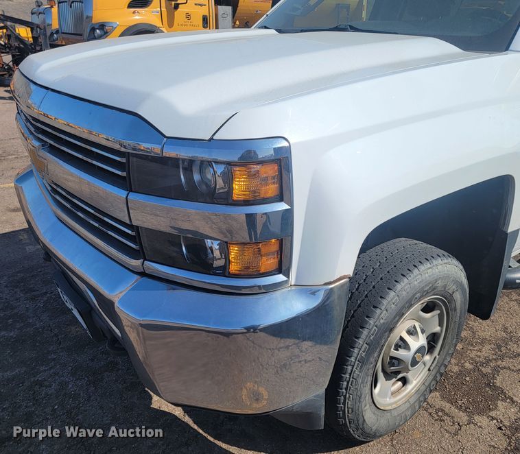 image for item LV9406 2017 Chevrolet Silverado 2500HD  Double Cab pickup truck cab and chassis