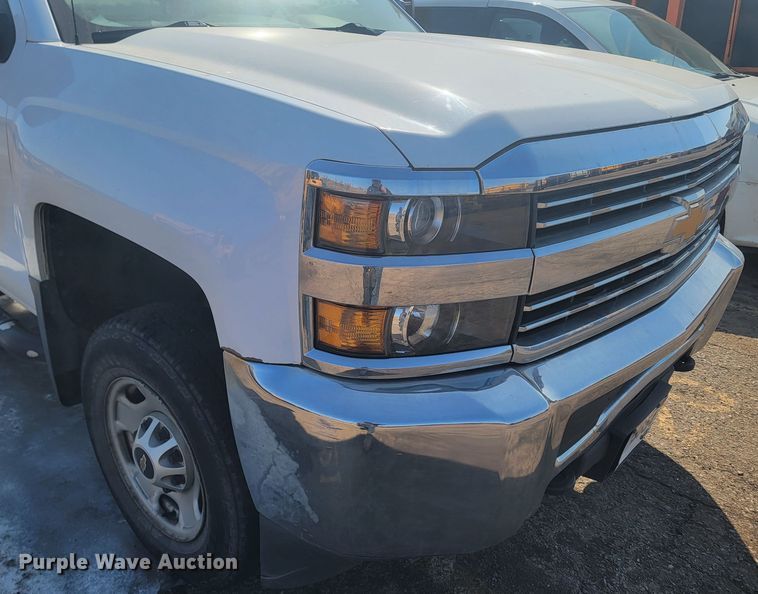 image for item LV9406 2017 Chevrolet Silverado 2500HD  Double Cab pickup truck cab and chassis