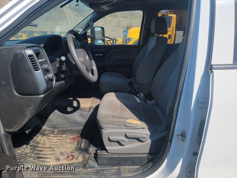 image for item LV9406 2017 Chevrolet Silverado 2500HD  Double Cab pickup truck cab and chassis