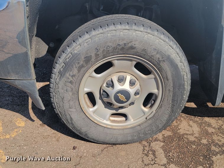 image for item LV9406 2017 Chevrolet Silverado 2500HD  Double Cab pickup truck cab and chassis