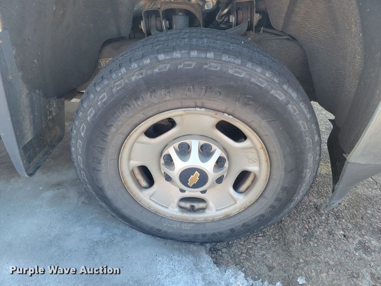 image for item LV9406 2017 Chevrolet Silverado 2500HD  Double Cab pickup truck cab and chassis