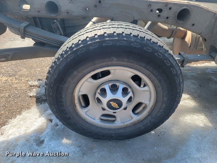 image for item LV9406 2017 Chevrolet Silverado 2500HD  Double Cab pickup truck cab and chassis