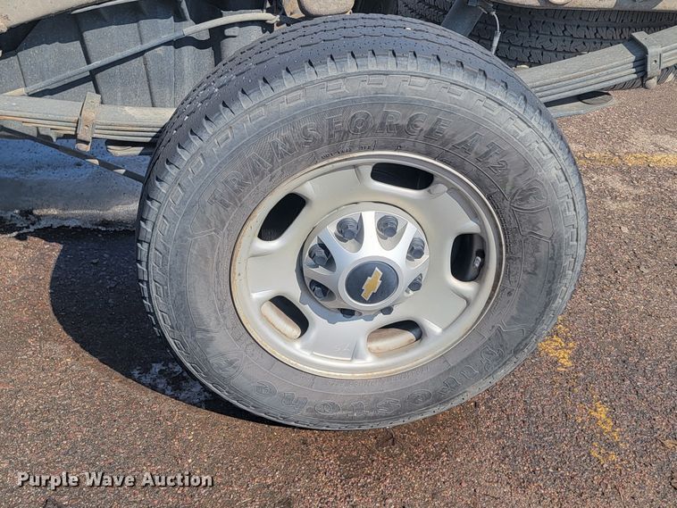 image for item LV9406 2017 Chevrolet Silverado 2500HD  Double Cab pickup truck cab and chassis