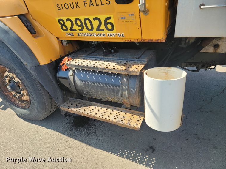 image for item LV9408 2008 International WorkStar 7400  dump truck