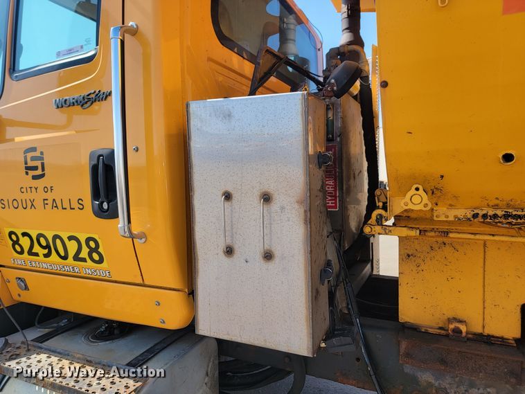 image for item LV9411 2012 International WorkStar 7500  dump truck