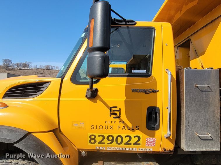 image for item LV9412 2008 International WorkStar 7400  dump truck