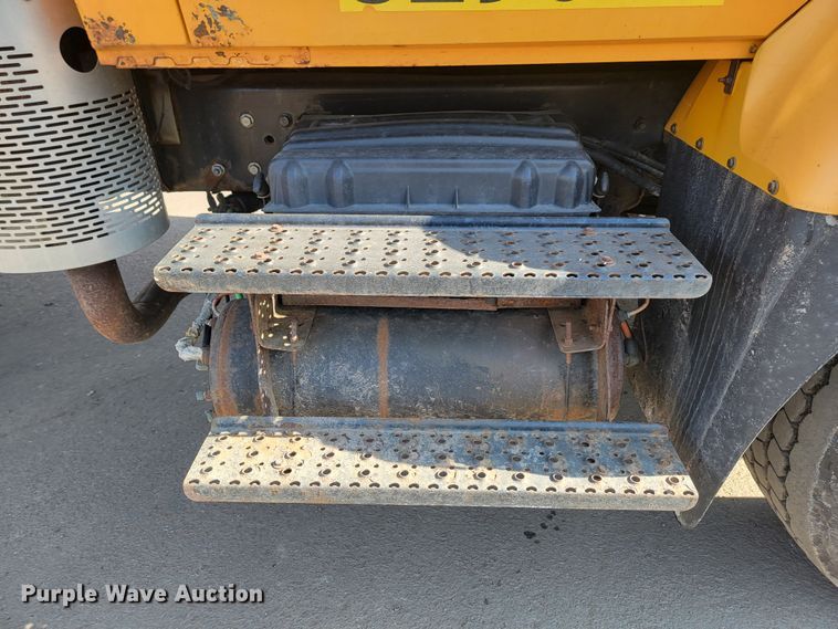 image for item LV9413 2008 International WorkStar 7400  dump truck