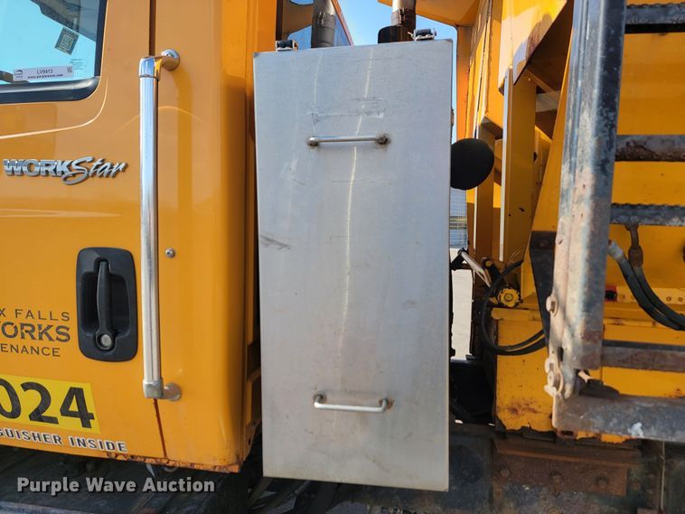 image for item LV9413 2008 International WorkStar 7400  dump truck