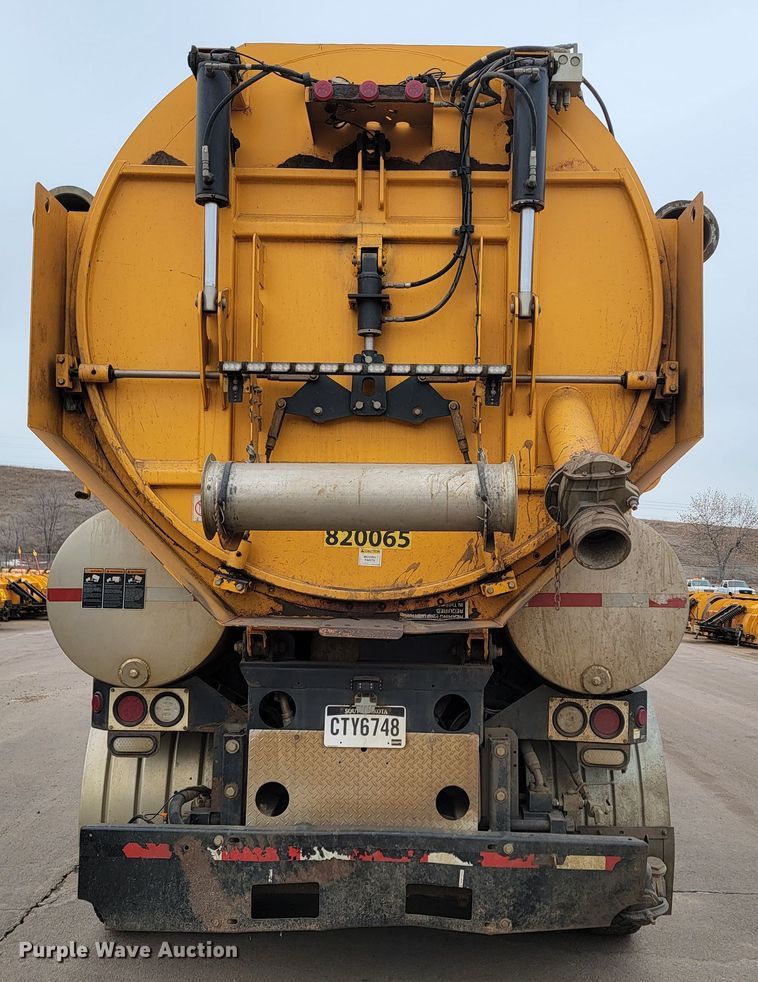 image for item LV9423 2008 Sterling LT9500  vacuum truck