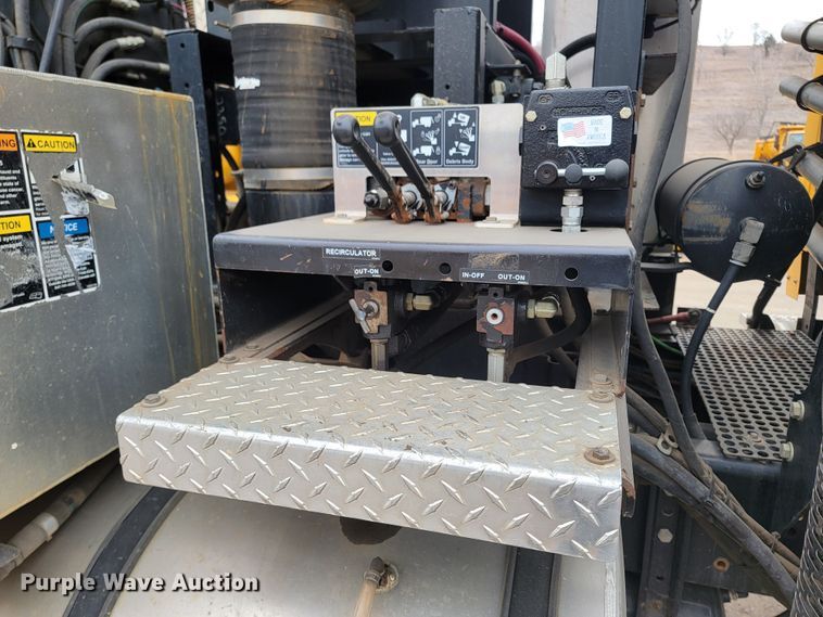 image for item LV9423 2008 Sterling LT9500  vacuum truck