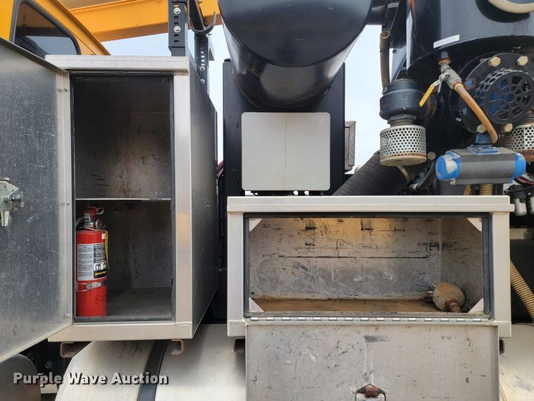 image for item LV9423 2008 Sterling LT9500  vacuum truck