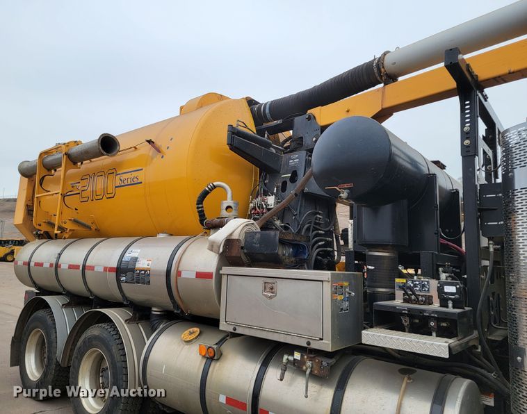 image for item LV9423 2008 Sterling LT9500  vacuum truck