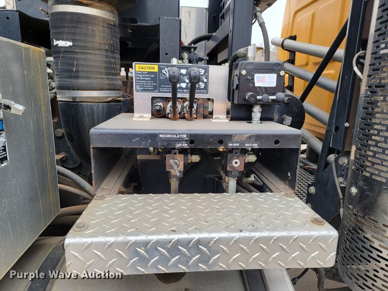 image for item LV9423 2008 Sterling LT9500  vacuum truck