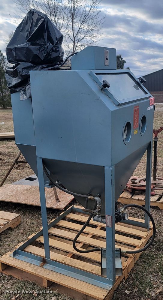 image for item LV9447 Universal  sandblasting cabinet