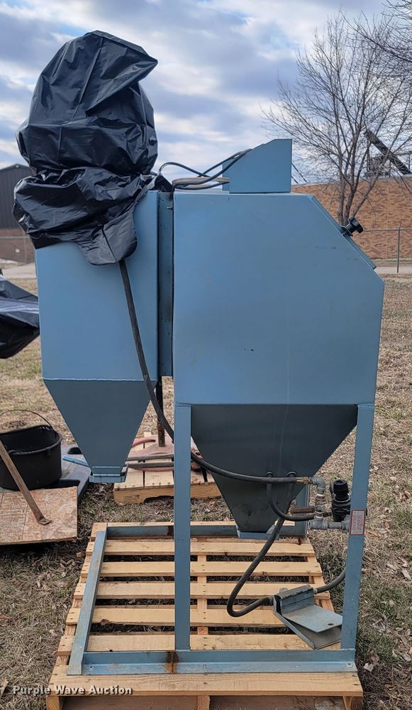 image for item LV9447 Universal  sandblasting cabinet