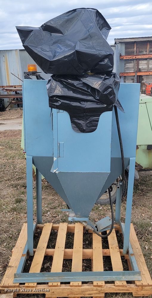 image for item LV9447 Universal  sandblasting cabinet