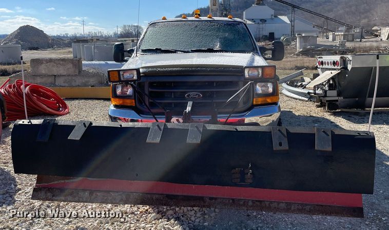 image for item MA9935 2001 Ford F550 Super Duty XL  truck cab and chassis