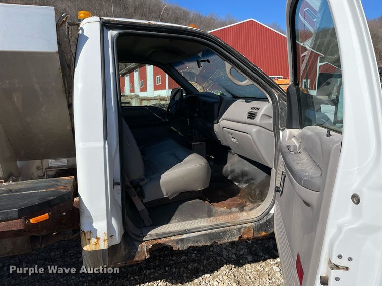 image for item MA9935 2001 Ford F550 Super Duty XL  truck cab and chassis