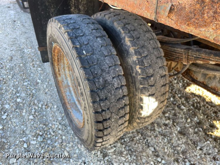 image for item MA9935 2001 Ford F550 Super Duty XL  truck cab and chassis