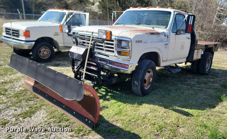 image for item MB9897 1986 Ford F350  flatbed pickup truck