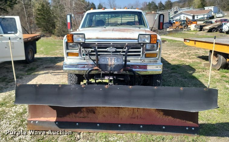 image for item MB9897 1986 Ford F350  flatbed pickup truck