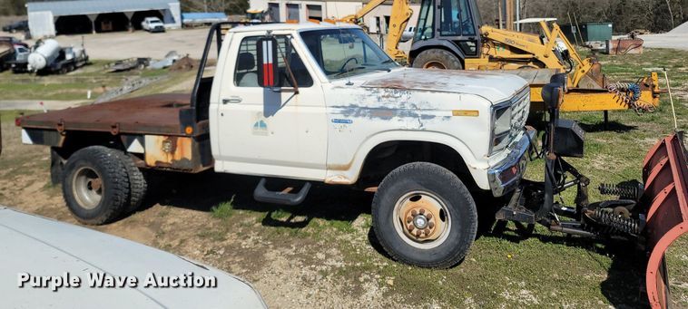 image for item MB9897 1986 Ford F350  flatbed pickup truck