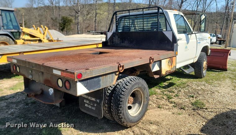 image for item MB9897 1986 Ford F350  flatbed pickup truck