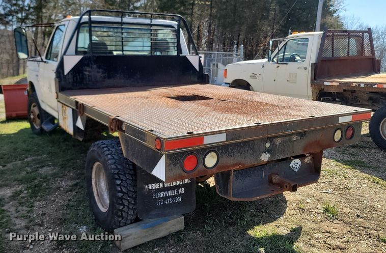 image for item MB9897 1986 Ford F350  flatbed pickup truck