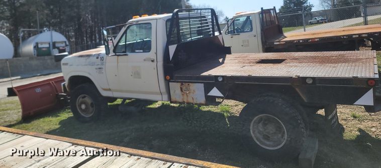 image for item MB9897 1986 Ford F350  flatbed pickup truck