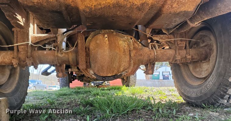 image for item MB9897 1986 Ford F350  flatbed pickup truck