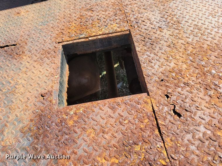 image for item MB9897 1986 Ford F350  flatbed pickup truck