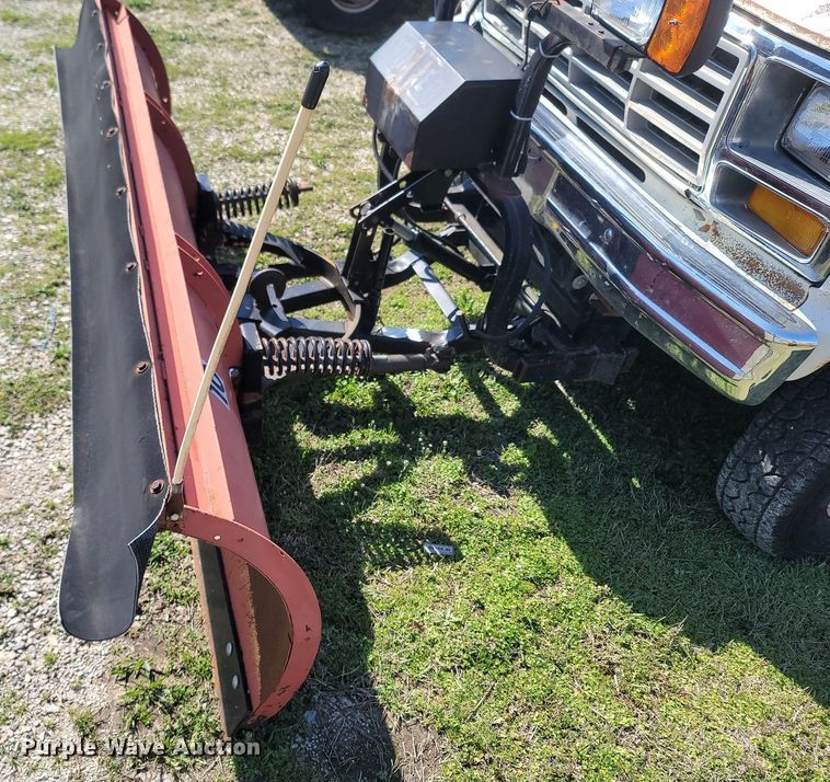 image for item MB9897 1986 Ford F350  flatbed pickup truck