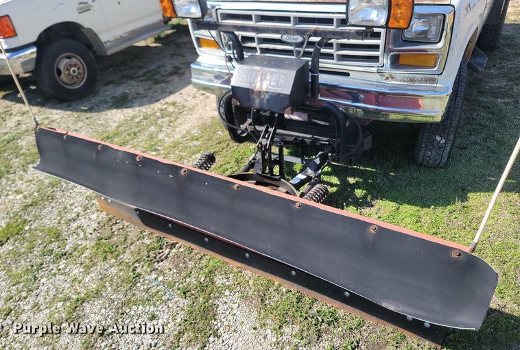 image for item MB9897 1986 Ford F350  flatbed pickup truck