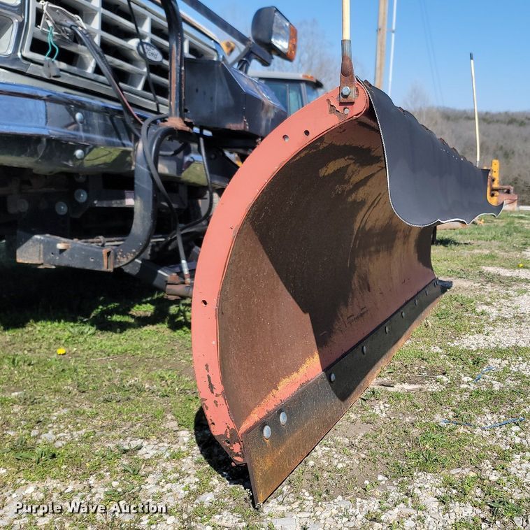 image for item MB9897 1986 Ford F350  flatbed pickup truck