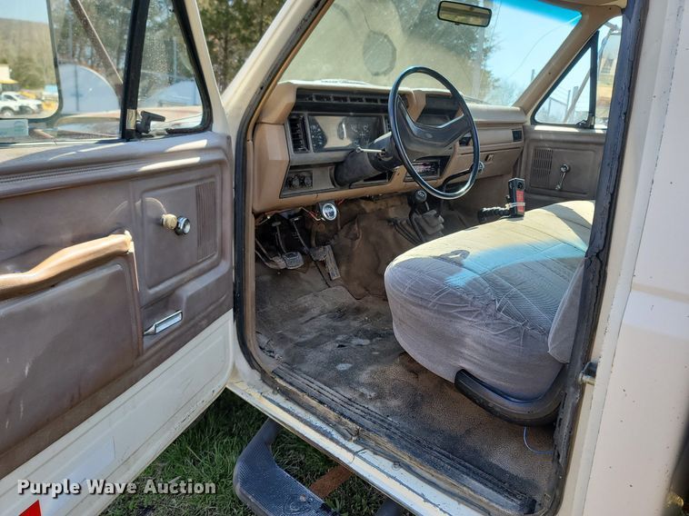 image for item MB9897 1986 Ford F350  flatbed pickup truck