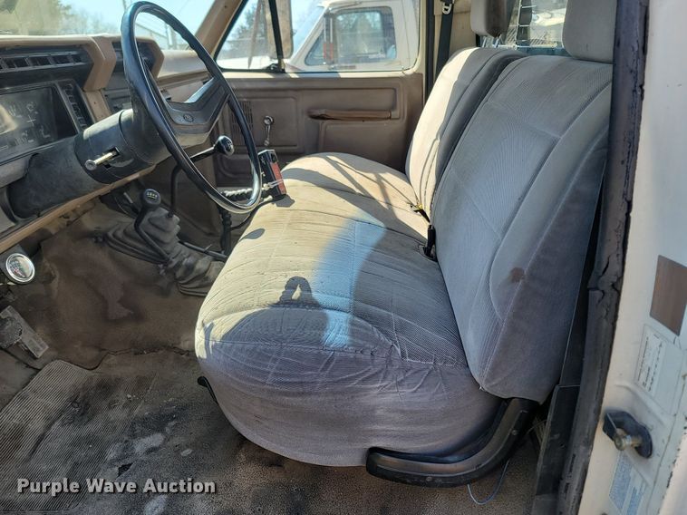 image for item MB9897 1986 Ford F350  flatbed pickup truck