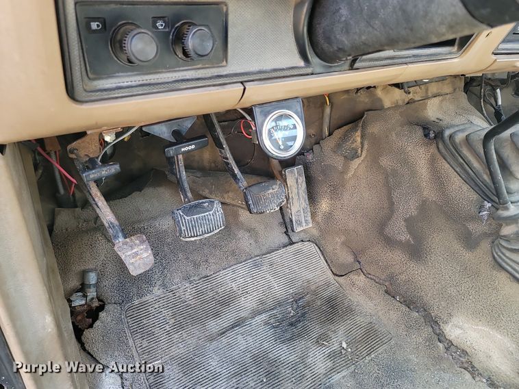 image for item MB9897 1986 Ford F350  flatbed pickup truck