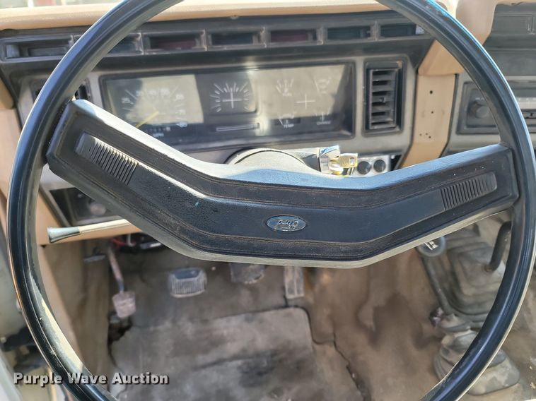 image for item MB9897 1986 Ford F350  flatbed pickup truck