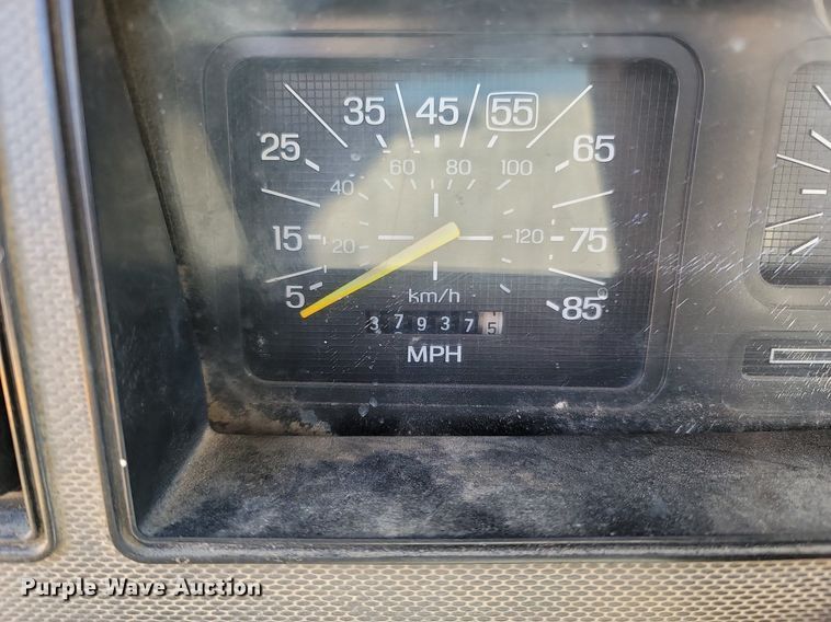 image for item MB9897 1986 Ford F350  flatbed pickup truck