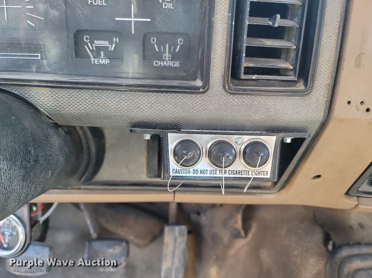 image for item MB9897 1986 Ford F350  flatbed pickup truck