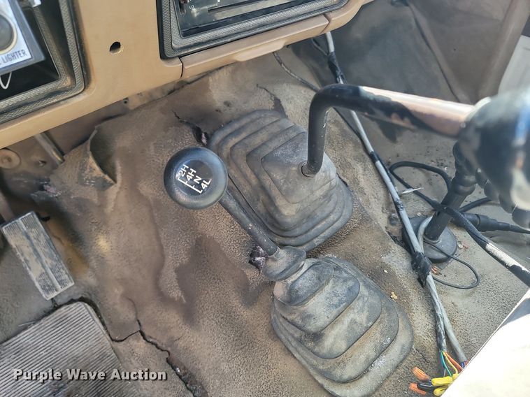 image for item MB9897 1986 Ford F350  flatbed pickup truck