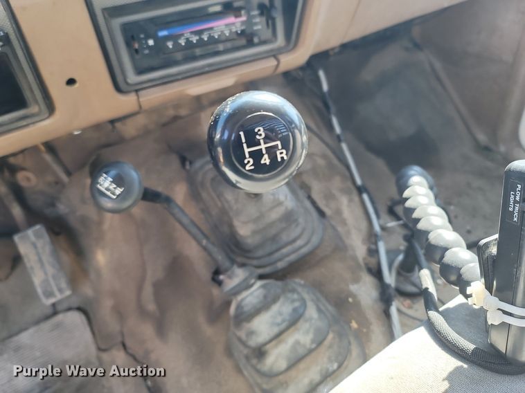 image for item MB9897 1986 Ford F350  flatbed pickup truck