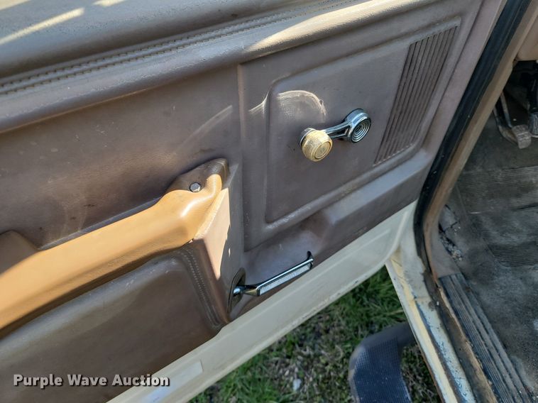 image for item MB9897 1986 Ford F350  flatbed pickup truck