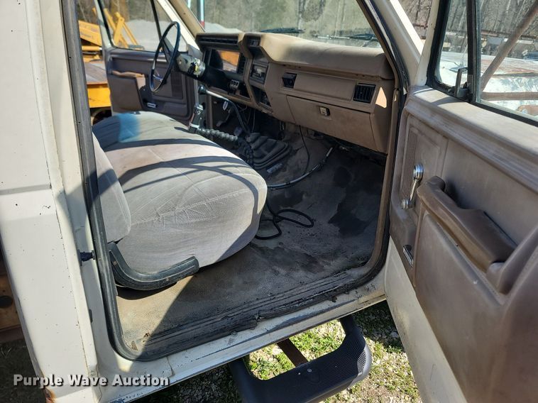 image for item MB9897 1986 Ford F350  flatbed pickup truck