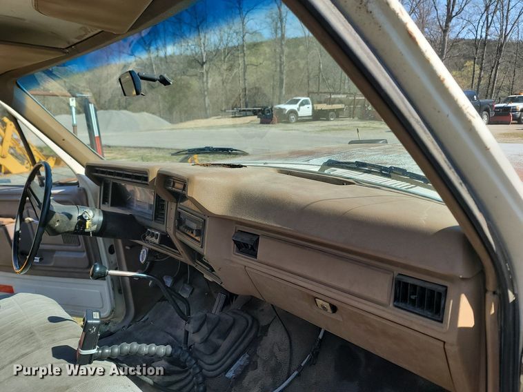 image for item MB9897 1986 Ford F350  flatbed pickup truck