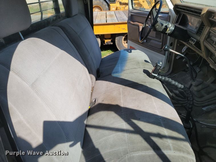 image for item MB9897 1986 Ford F350  flatbed pickup truck