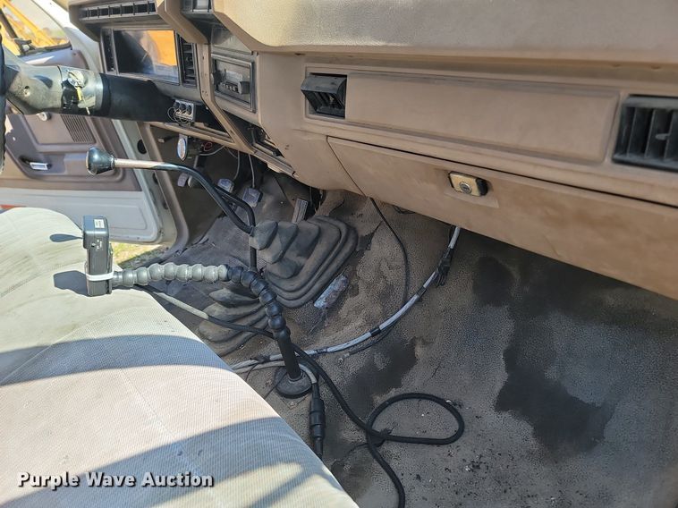 image for item MB9897 1986 Ford F350  flatbed pickup truck