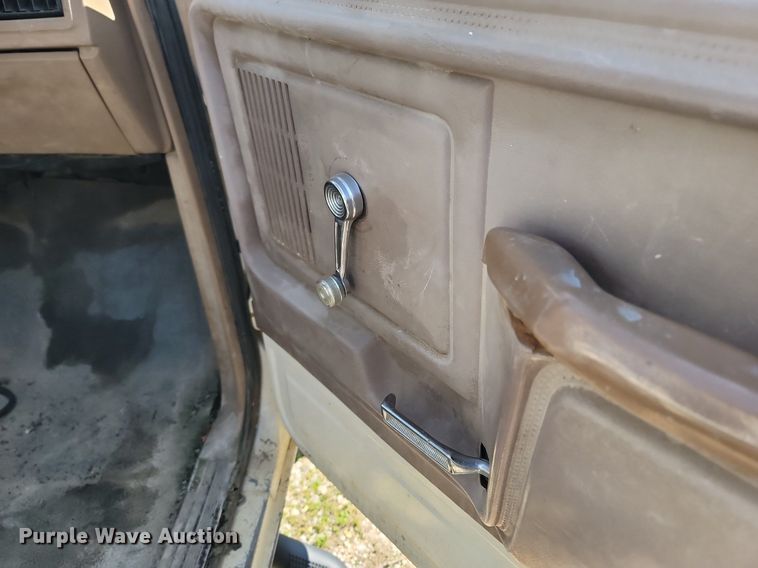 image for item MB9897 1986 Ford F350  flatbed pickup truck