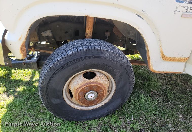 image for item MB9897 1986 Ford F350  flatbed pickup truck